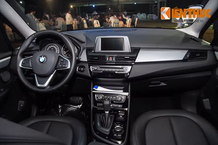 Khoang nội thất của Series 2 Gran Tourer phiên bản mới tuân theo truyền thống thiết kế của BMW, mô phỏng dòng thác đổ hướng đến người lái. Nội thất trong xe được bọc nệm da cao cấp; ốp trang trí nhôm ánh bạc viền đen bóng sang trọng. Vô-lăng đa chức năng của 218i Gran Tourer phiên bản mới có thiết kế thể thao, được bọc da, cùng viền chrome mờ. 