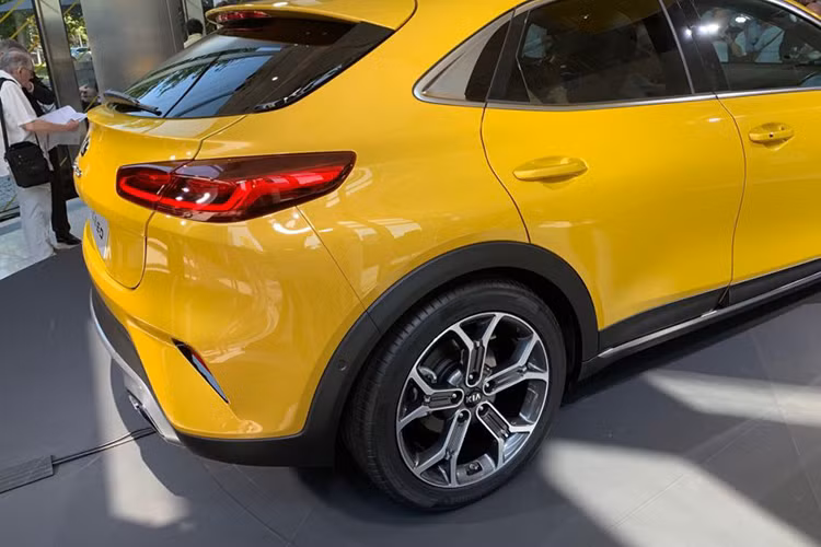 Ngoài ra, phiên bản Kia XCeed 3 mới cũng được trang bị điều hòa hai vùng, phanh đỗ điện tử, chìa khóa thông minh và khởi động bằng nút bấm. Hệ thống phát hiện người đi bộ là trang bị tiêu chuẩn trên những chiếc XCeed sử dụng số sàn, và là tùy chọn trên các xe dùng hộp số ly hợp kép.