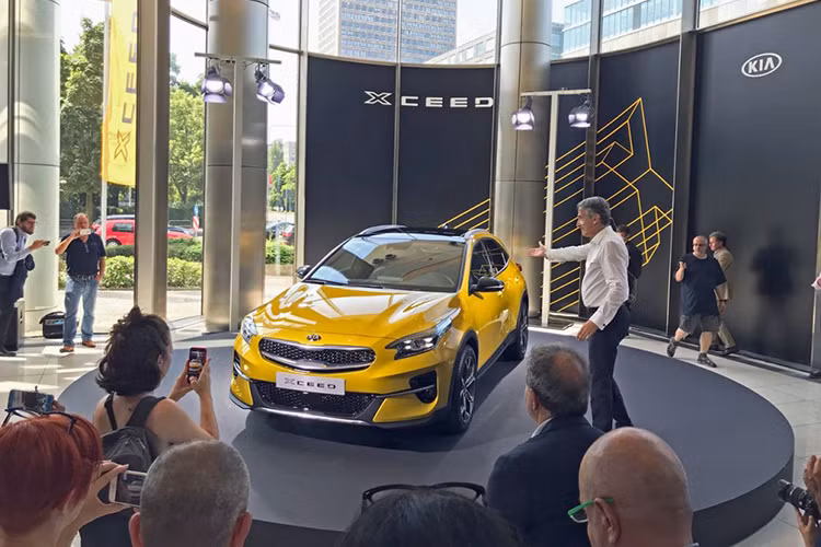 Vừa trình làng cách đây chưa đầy 2 tuần, Kia XCeed hoàn toàn mới hiện đã có mặt tại Anh để người mua đặt hàng. Xe được định vị nằm giữa phân khúc của Stonic và Sportage. Cũng có thể coi đây là phiên bản crossover hóa của chiếc wagon ProCeed hoặc chiếc hatchback Ceed mà Kia đang bán tại châu Âu.