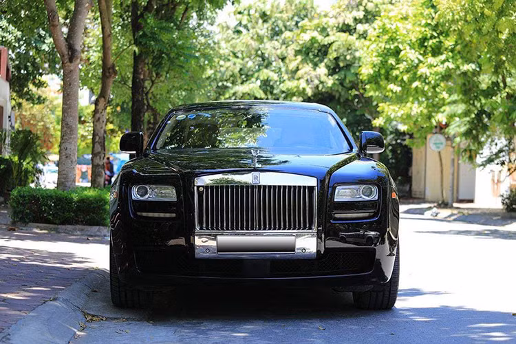 Phiên bản Rolls-Royce Ghost Series I rao bán tại Hà Nội mang màu sơn đen bóng. Kích thước dài, rộng, cao lần lượt là 5.399 x 1.948 x 1.550 mm. Trục cơ sở xe ở mức 3.295 mm. Trọng lượng của mẫu sedan siêu sang khoảng 2.500 kg, tỷ lệ phân bổ trọng lượng trước-sau 51/49. 