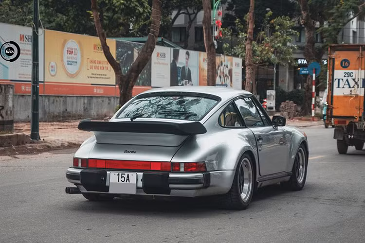 Chiếc Porsche 930 Turbo đời 1987 trong bài viết này từng được nhập lậu về Việt Nam và bị đội kiểm soát Hải quan (Cục Hải quan Hải Phòng) lập biên bản vi phạm và tạm giữ vào tháng 9/2018. Đáng chú ý, mới đây xe đã có biển kiểm soát trắng tinh mang đầu số 15 của thành phố Hải Phòng.