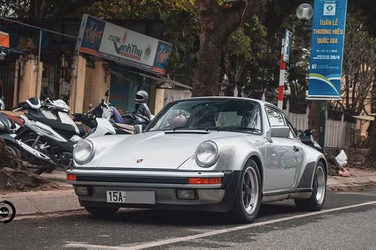 Số lượng dòng siêu xe Porsche 911 Turbo tại Việt Nam tính đến thời điểm hiện tại có 5 chiếc, trong đó, 4 chiếc đã thuộc phiên bản cao cấp nhất Porsche 911 Turbo S. Tuy nhiên, chiếc Porsche 930 Turbo đời 1987 này mới là độc đáo và "hiếm", ngay cả tiểu sử của nó cũng khá ấn tượng.