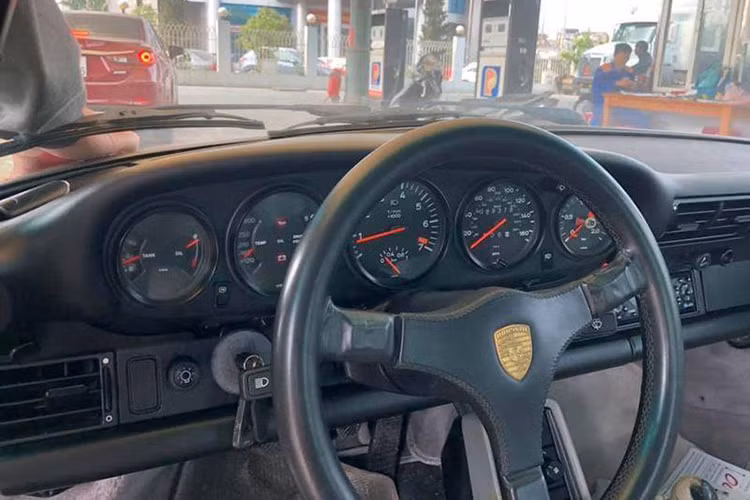 Chiếc xe thể thao Porsche 930 Turbo có tuổi đời cao nhất tại Việt Nam được trang bị động cơ 6 xy-lanh, dung tích 3.3 lít, tăng áp, sản sinh ra công suất tối đa 282 mã lực tại vòng tua máy 5.500 vòng/phút và mô-men xoắn cực đại 412 Nm tại vòng tua 4.000 vòng/phút.