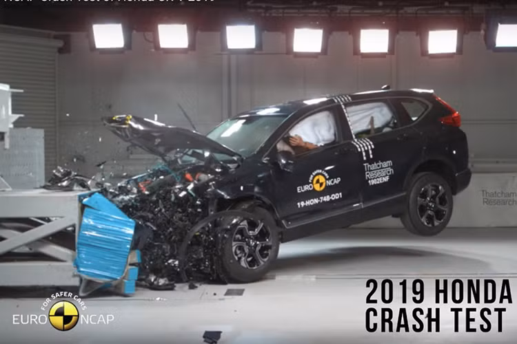 Ở các bài thử nghiệm Honda CR-V 2019 va chạm phía trước, khu vực hàng ghế sau của mẫu xe SUV này cũng được bảo vệ tốt, khá ổn định dù va chạm ở tốc độ tương đối cao.