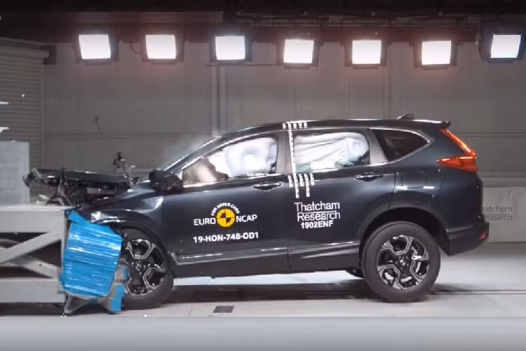 Trong lần đánh giá mới nhất của Euro NCAP, mẫu xe Honda CR-V 2019 mới nhận được số điểm là 93% ở hạng mục bảo vệ người lớn, 83% ở mục bảo vệ trẻ nhỏ, công nghệ phòng tránh tai nạn chủ động của xe đạt 76% và 70% cho hạng mục giữ an toàn với các phương tiện lưu thông trên đường khác như người đi bộ, xe đạp, xe máy hay ôtô.