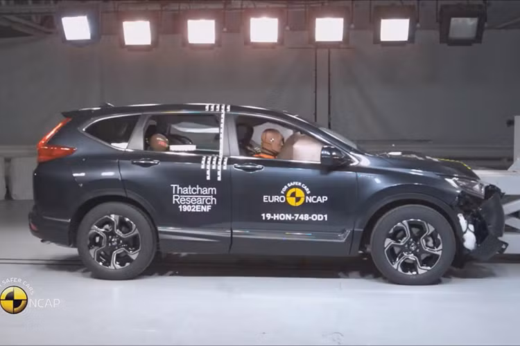 Để kiểm nghiệm mức độ an toàn, Honda CR-V 2019 đã trải qua các bài kiểm tra hết sức nghiêm ngặt của Euro NCAP như va chạm góc phía trước ở tốc độ 64 km/h, va chạm toàn bộ đầu xe ở vận tốc 50 km/h và vật cản đâm ngang thân xe ở tốc độ 50 km/h.