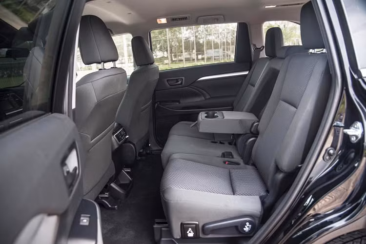 Toyota Highlander sở hữu 8 ghế ngồi rộng rãi thoải thoải mái được phân chia dạng 2-3-3. Tất cả ghế ngồi trên phiên bản LE đều là loại chỉnh cơ. Hàng ghế thứ 2 và thứ 3 đều có khả năng gập phẳng dễ dàng tạo không gian rộng lớn cho khoang chứa đồ phía sau.