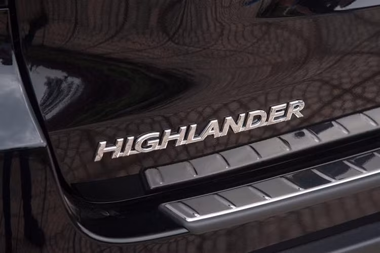 Phiên bản 2017 Highlander LE về Việt Nam sử dụng động cơ xăng 4 xi-lanh, 2.7L, DOHC, 16 van, cùng hệ thống VVT-i, công suất 185 mã lực tại 5.800 vòng/phút và mô-men xoắn cực đại 250 Nm tại 4.200 vòng/phút, hộp số tự động 6 cấp tương tự thế hệ trước thay vì loại 8 cấp hoàn toàn mới như trên các biến thể cao cấp hơn sử dụng động cơ V6 3.5L.