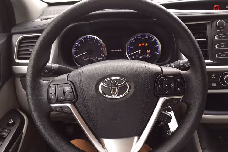 Tiến vào bên trong, nội thất Toyota Highlander LE 2017 không có nhiều sự khác biệt so với thế hệ trước. Toàn bộ ghế ngồi được bọc chất liệu nỉ, một số chi tiết làm từ kim loại gia công tinh tế. Vô-lăng 3 chấu bọc da tích hợp khá nhiều phím chức năng hỗ trợ người lái.