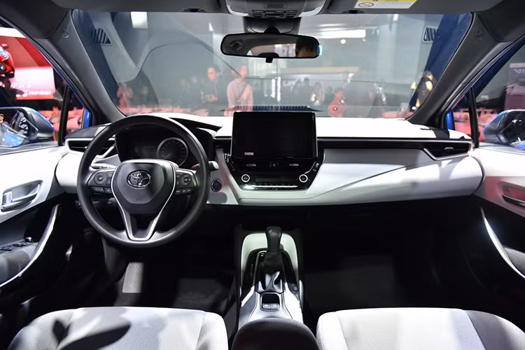 Bên trong Toyota Levin 2019 là không gian nội thất có thiết kế tương đối giống Corolla thế hệ mới ở thị trường nước ngoài. Tại thị trường Trung Quốc, Toyota Levin 2019 được chia thành 3 bản trang bị khác nhau, bao gồm Privilege, Sports và Technology.