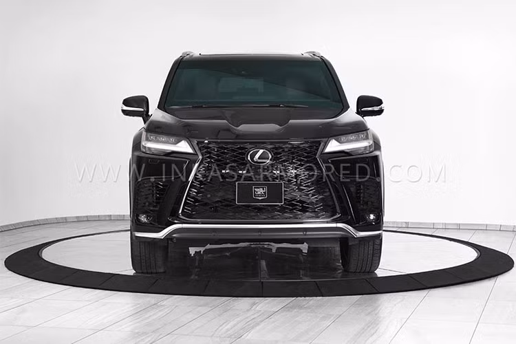 Trang bị đi kèm xe là hộp số tự động mười cấp với hệ dẫn động bốn bánh toàn thời gian. Cấu hình này cho phép mỗi chiếc Lexus LX600 có thể tăng tốc từ 0 - 100km/h chỉ trong 6,9 giây còn đối với phiên bản bọc thép của Inkas, thành tích này sẽ kém hơn một chút.