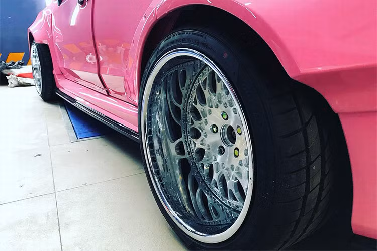 Nằm dưới nắp ca-pô của WRX STI thế hệ hiện tại vẫn là khối động cơ Boxer 4 xi-lanh 2.5l nằm ngang đã trở thành đặc trưng của Subaru, được trang bị thêm tăng áp để đạt công suất tối đa 305 mã lực và mô-men xoắn cực đại 393 Nm. Có tên mã là EJ257, khối động cơ này cũng đã từng được trang bị cho WRX STI đời trước.