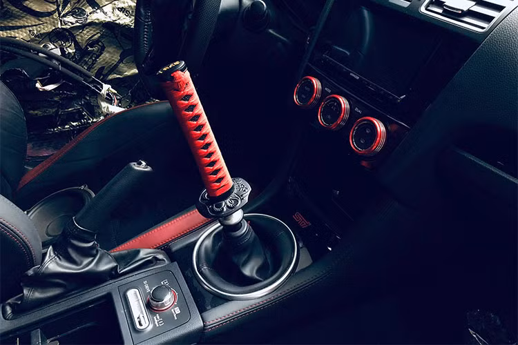Là một mẫu xe hướng tới cảm giác lái, cabin của chiếc xe đã được nâng cấp nhưng cũng chỉ nằm ở mức "đủ dùng", không có vẻ cao cấp và "sang". Đáng chú ý trên chiếc Subaru Impreza STI độ này, chủ nhân của nó đã trang bị đốc của một thanh kiếm Nhật tahy cho cần số khiến nó khiến cho nhiều vị khách mới bước vào xe sẽ cảm thấy "lạnh gáy".