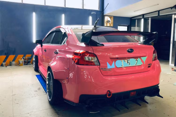 Mới đây, một chủ xe Impreza WRX STI ở Sài Gòn quyết định thay đổi ngoại hình cuả chiếc xe thể thao Nhật Bản này theo một phong cách rất táo bạo: độ hầm hố – sơn màu hồng nữ tính. Điều này khiến chiếc STI này không hề trùng lặp với bất kỳ chiếc xe nào khác.