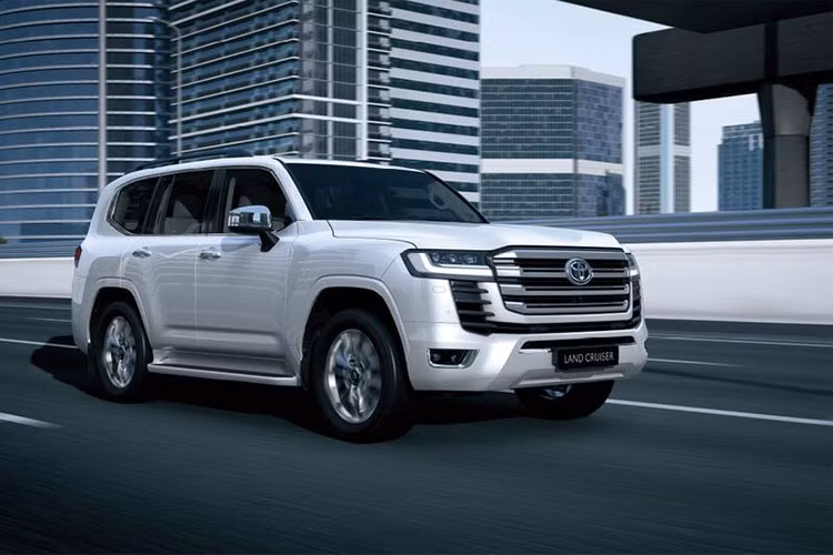 Hiện tại ở thị trường Trung Đông, mẫu xe SUV Toyota Land Cruiser 2022 mới được bán ra tổng cộng 3 phiên bản gồm EXR (tiêu chuẩn), GXR (tầm trung) và VXR (cao cấp). Trong khi phiên bản thể thao GR (Gazoo Racing) sẽ được giới thiệu sau.