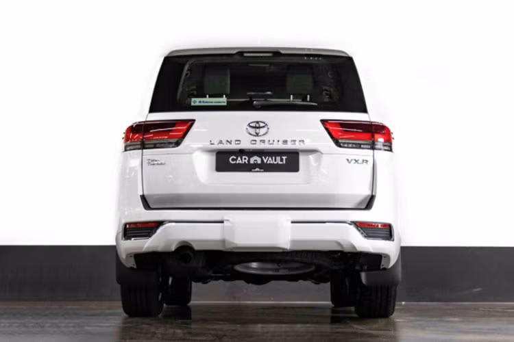 Các trang bị khác như; hệ thống thông tin giải trí với loa JBL. Cốp sau đóng mở điện. Điều hoà có tính năng ion hóa không khí và cả hệ thống xác thực dấu vân tay và hơn nữa...