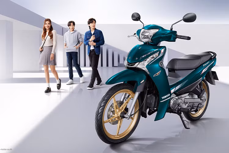 Đi kèm với đó, xe cũng sử dụng hệ thống tem xe mới được thiết kế thời thượng hơn làm điểm nhấn. Ngoại trừ việc cập nhật màu sắc thì Yamaha Finn 2024 vừa trình làng không khác biệt so với phiên bản đang bán ra trên thị trường.
