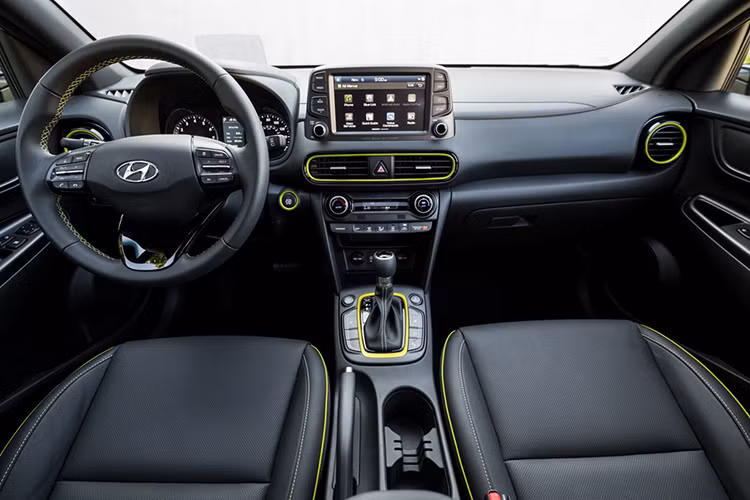Trong ca-bin của mẫu xe Hyundai Kona chạy điện này, bảng điều khiển trung tâm được bố trí lại các nút điều khiển thích ứng với vận hành điện năng của xe. Một bảng đồng hồ mới 7 inch cung cấp thông tin vận hành cùng với hiển thị kính lái HUD hỗ trợ thêm cho người lái.