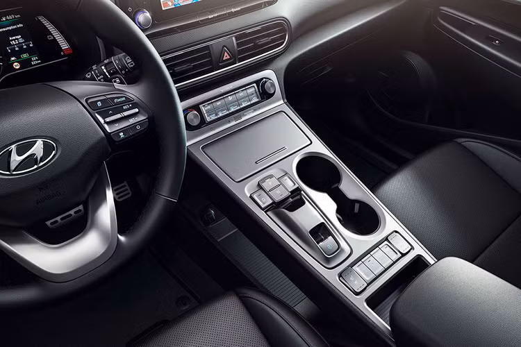 Crosover Hyundai Kona 2019 chạy điện mới sẽ được trang bị khối pin lithium-ion 64 kWh với mật độ cao 141,3 Wh/kg. Khối pin này cung cấp năng lượng cho động cơ có công suất 201 mã lực và mô-men xoắn 394 Nm, giúp Kona Electric tăng tốc 0-100 km/h trong 7,2 giây.