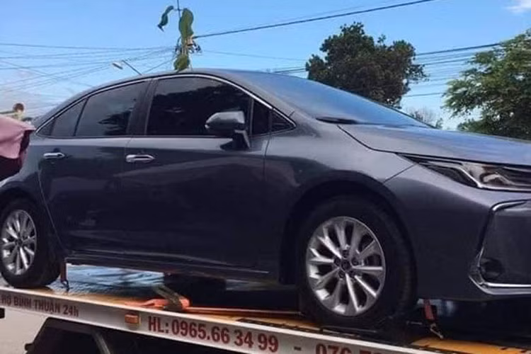 Giá xe Toyota Corolla Altis 1.8G niêm yết chính hãng tại Việt Nam là 718 triệu đồng. Nếu cộng chi phí lăn bánh, tổng giá trị sở hữu ban đầu của chiếc xe khoảng 800 triệu đồng. Như vậy, chiếc xe đang được chào bán với "mức chênh" gần 1 tỷ đồng. Nhiều nguồn tin trước đó cho thấy chiếc xe từng được một người mua lại với giá hơn 2 tỷ đồng.