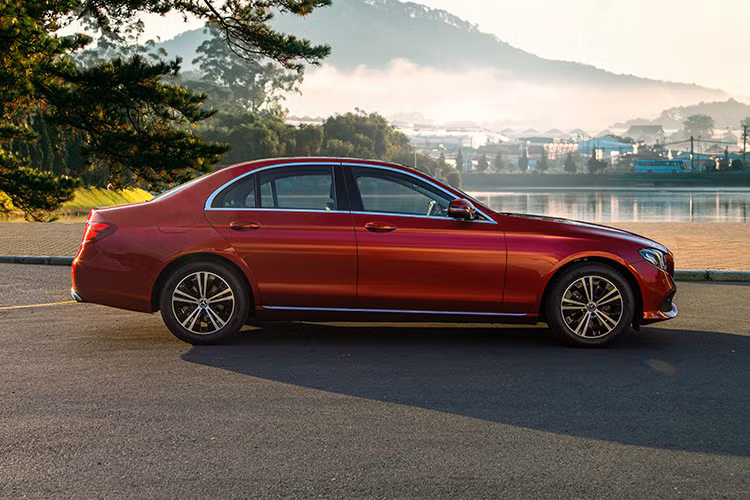 Với việc ra mắt Mercedes-Benz E180 2020 mới, MBV cho biết muốn hướng phiên bản này phục vụ mục đích chuyên chở VIP, đưa đón khách sạn/khu nghỉ dưỡng 5 sao hay dành cho các doanh nghiệp vừa và nhỏ.