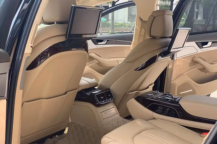 Audi A8L đời 2016 còn có thêm tùy chọn hệ thống thông tin giải trí với các màn hình độc lập được gắn ở lưng ghế trước. Ở ngay trước cửa gió cho hàng ghế phía sau còn có một bàn gấp nhỏ có thể gập gọn lại. Tuy nhiên, chiếc xe này không có tùy chọn tủ lạnh nhỏ ở giữa hai ghế sau, đằng sau bệ tì tay.