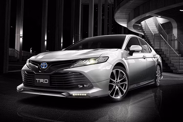 Toyota Camry 2018 ngau hon voi "do choi thua"