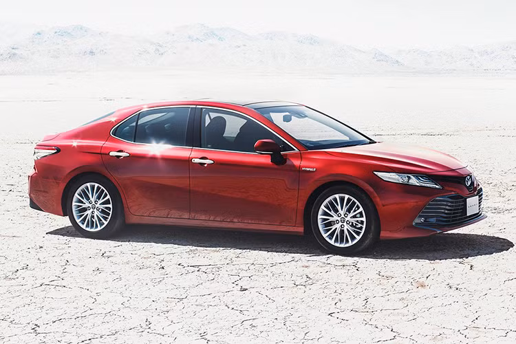 Đối với gói phụ kiện Modellista cho Camry 2018, phần cản trước của mẫu xe này sẽ được thiết kế khác biệt hoàn toàn với dải sọc tối màu 2 bên, bổ sung cánh gió bên hông xe và sử dụng bộ vành hợp kim đa chấu sơn đen mờ kích thước 20 inch.