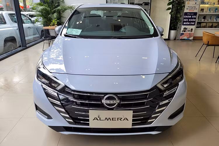 Bước vào đợt nâng cấp mới, Almera nhận một số tinh chỉnh về thiết kế, bổ sung thêm trang bị để trở nên hiện đại và tiện nghi hơn. Theo đó, điểm thay đổi dễ nhận thấy nhất ở diện mạo bên ngoài chính là lưới tản nhiệt hoàn toàn mới, kích thước lớn với các nan mạ crôm nằm ngang, tích hợp logo thương hiệu nhận diện mới.