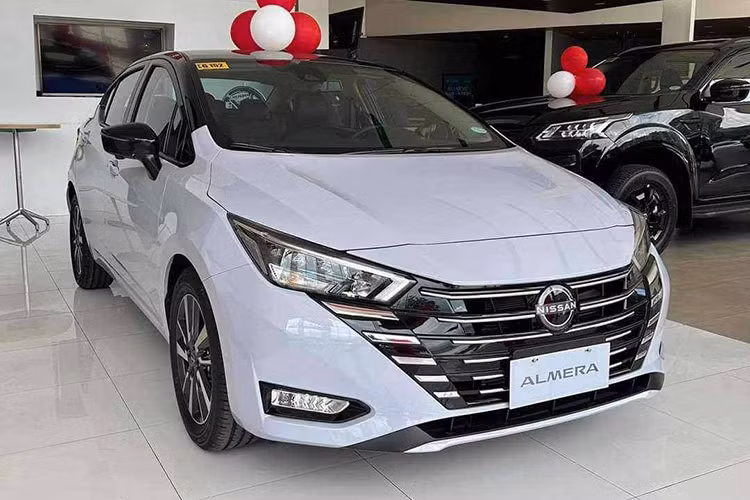 Ngay sau Tết Nguyên đán Ất Tỵ, thị trường ôtô Việt đã nhanh chóng nhộn nhịp trở lại với loạt ưu đãi hấp dẫn đến từ chính hãng cũng như đại lý. Ngay cả mẫu xe Nissan Almera thế hệ mới cũng gia nhập cuộc đua. Theo đó, một đại lý Nissan tại khu vực Hà Nội đang chào bán xe Almera bản V với giá 499 triệu đồng, giảm 30 triệu so với đề xuất (529 triệu).