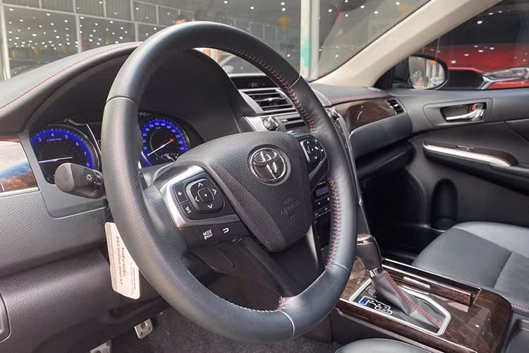 Một số tiện ích trên xe như điều hòa tự động 2 vùng độc lập, màn hình hiển thị trung tâm 10 inch, tiếp theo là màn hình hiển thị thông tin giải trí 8 inch, ghế và các ốp trên bảng đồng hồ táp lô bọc da. Ngoài ra, kính chiếu hậu bên trong có 2 chế độ riêng biệt ngày và đêm, phiên bản 2.5Q có thêm lẫy chuyển số... 