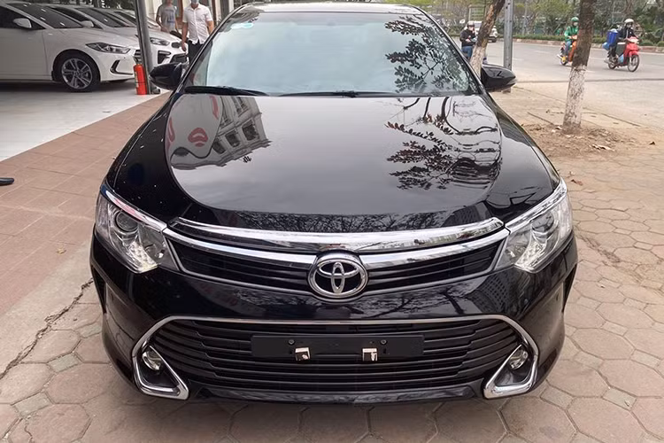 Toyota Camry đời 2017 được trang bị đèn chiếu gần LED dạng bóng chiếu thay cho đèn dạng HID ở phiên bản trước, giúp tiết kiệm năng lượng, tăng vẻ hiện đại của chiếc xe và tăng cường hiệu quả chiếu sáng của cụm đèn trước. Xe sở hữu chiều dài tổng thể 4.850 mm, rộng 1.825 mm, cao 1.470 mm và chiều dài cơ sở 2.775 mm. Khoảng sáng gầm 150 mm, dung tích bình xăng 65 lít và bán kính quay 5,5 m.