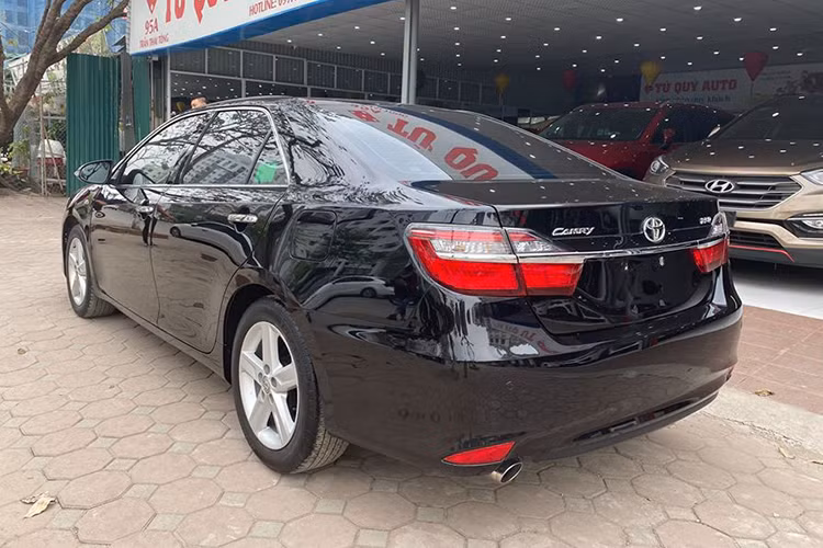 Mặc dù Toyota Camry thế hệ mới đã xuất hiện và bán ra chính hãng tại Việt Nam, tuy nhiên những phiên bản cũ lắp ráp CKD vẫn được nhiều người dùng quan tâm bởi phong cách, kiểu dáng. Chiếc Toyota Camry đời cũ trong bài viết này thì nó được chào bán hơn 900 triệu đồng tại Hà Nội, xe đã lăn bánh khoảng 30.000km và ngoại hình còn khá đẹp.