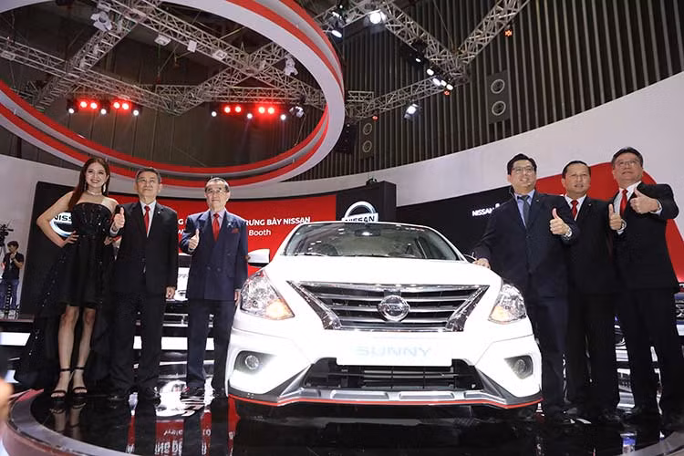 Nissan Sunny Q-series - phiên bản mới lần đầu được giới thiệu tại Việt Nam - trở nên hiện đại, trẻ trung và cao cấp nhờ những thay đổi trong thiết kế với những nâng cấp đáng kể về trang bị. Sở hữu thiết kế mới - Nissan Sunny Q-series trở nên nổi bật và thu hút mọi ánh nhìn. Bên cạnh đó, mâm xe cũng được thiết kế lại để làm tăng sự cá tính và thể thao.