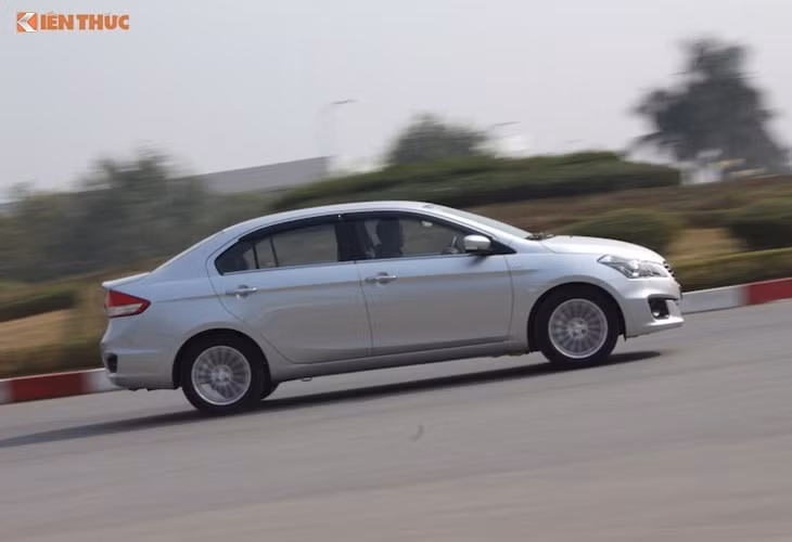 Ưu điểm của Suzuki Ciaz là kích thước xe dài hơn các đối thủ đôi chút. Trục cơ sở dài tới 2.650 mm, giúp chiếc sedan của Suzuki có không gian rộng rãi hàng đầu phân khúc. Hàng ghế sau đủ rộng cho 3 người lớn ngồi. Xe được trang bị Động cơ 1.4 sản sinh 92 mã lực và có mô-men xoắn cực đại 130 Nm, hộp số 4 cấp là một nhược điểm so với nhiều đối thủ khác hiện nay đã chuyển sang hộp số vô cấp CVT.