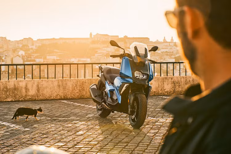 Nhằm tăng độ vững chắc và giữ nguyên trọng tâm thấp cho xe, khối động cơ cùng hộp số CVT được lắp đặt theo chiều ngang của bộ khung xe dạng ống thép, phối hợp với các đầu mút cao su nhằm giảm chấn động. Xe có hai tùy chọn màu sắc xanh và trắng. Xe vẫn chưa có giá bán chính thức, nhưng dự kiến giá chào sân sẽ vào khoảng 7.000 – 9.000 USD.