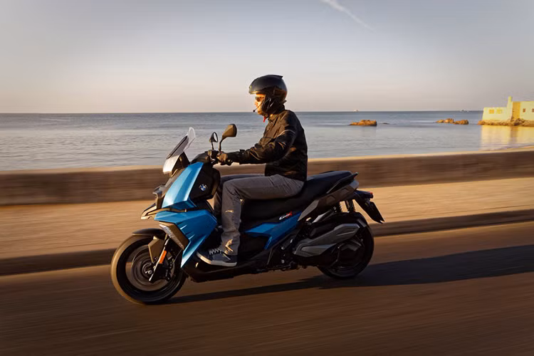 Để bảo đảm an toàn, thương hiệu môtô BMW Motorrad trang bị hệ thống chống bó cứng phanh (ABS) cho cả 2 hệ thống phanh trước (đĩa kép) và sau (đĩa đơn). Ngoài ra, hãng xe Đức cũng trang bị hệ thống chống trượt bánh (ASC) khi người lái phanh gấp trên đường trơn trượt.