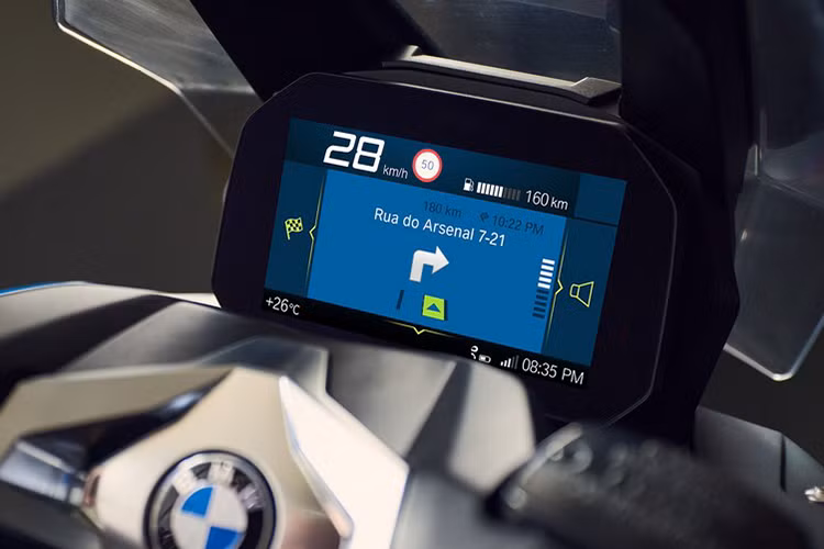 Đồng hồ công tơ mét của BMW C400X phiên bản mới được trang bị một màn hình TFT 6,5 inch giao diện trực quan, thể hiện rõ tình trạng hoạt động của xe. Bên cạnh đó, người mua còn có thể lựa chọn trang bị bảng đồng hồ kỹ thuật số TFT kích thước 6,5inch trông đầy chất futuristic.