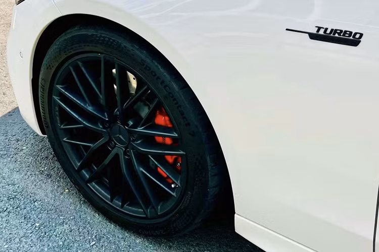Với bộ tăng áp điện này, động cơ trên Mercedes-AMG C43 4MATIC có thể tạo ra công suất mạnh mẽ lên đến 408 mã lực tại 6.750 vòng/phút và mô-men xoắn cực đại 500 Nm ở dải vòng tua 5.000 vòng/phút, đồng thời có thể bổ sung thêm 14 mã lực (tương đương công suất 10kW) trong thời gian ngắn.