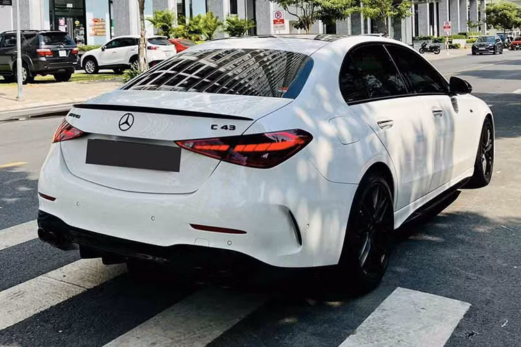 So với các phiên bản C200, C300 AMG..., Mercedes-AMG C43 4Matic sở hữu thiết kế phần cản trước, sau thể thao và hầm hố hơn. Mâm xe cũng có khác biệt khi sử dụng mâm đa chấu kích thước 20 inch (các phiên bản khác của dòng xe C-Class có kích thước 18-19 inch), kết hợp với cùm phanh màu đỏ. Trọng tâm xe cũng hạ thấp hơn.