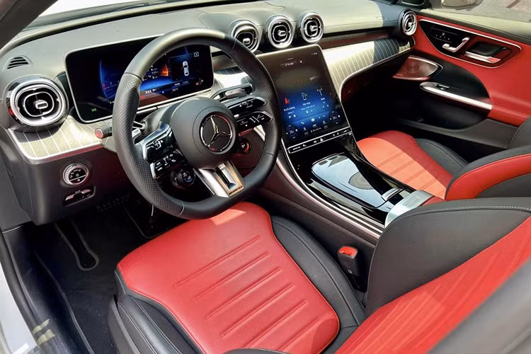 Nội thất Mercedes-AMG C43 4Matic về cơ bản giống C-Class, tuy nhiên một số chi tiết như ghế ngồi, vô lăng… được sửa đổi theo phong cách thể thao AMG. Cụ thể, vô-lăng xe thiết kế dạng đáy phẳng thể thao, tích hợp bộ điều khiển chế độ lái AMG Dynamic Select. Ngoài ra xe còn có hệ thống thông tin giải trí MBUX, ghế ngồi AMG thể thao bọc da. 