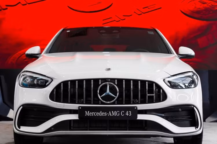 Mức giá xe Mercedes-AMG C43 siêu lướt, sản xuất năm 2023 bất ngờ được rao bán với mức 2,699 tỷ đồng và mới chỉ lăn bánh được 5.500km. Trong khi đó, giá xe Mercedes-AMG C 43 2024 niêm yết chính hãng là 2,96 tỷ đồng. Để có thể lăn bánh trên đường, người dùng phải tốn tới 3,16 tỷ đồng. 