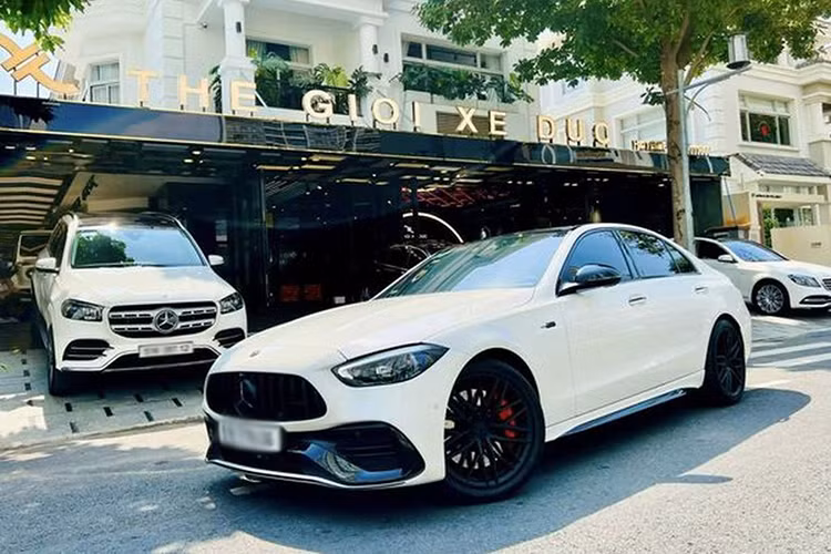 Mercedes-AMG C43 4Matic hiệu năng cao từ thiết kế, động cơ cho đến khả năng vận hành đều thể thao và mạnh hơn so với các phiên bản của dòng xe C-Class. Chiếc xe trong bài sở hữu màu sơn ngoại thất trắng, trong khi nội thất mang tông màu đỏ sang trọng. Nhìn chung tổng thể xe trông vẫn còn khá mới vì thời gian sử dụng không nhiều.