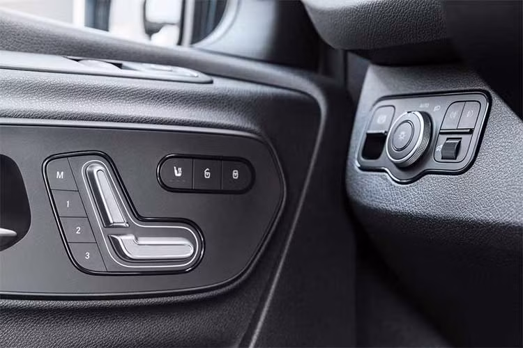 Hệ thống thông tin giải trí kết nối Mercedes PRO trên Sprinter mới là một công cụ quản lý cung cấp thông tin về tình trạng của xe cũng như thông báo việc bảo dưỡng định kỳ. Xe còn có công nghệ viễn thông đặc biệt cho phép nó hoạt động hiệu quả khi phải di chuyển theo đoàn xe.