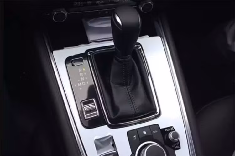Theo công bố, Mazda CX-8 mới bán tại thị trường Việt Nam sẽ có 3 phiên bản. Tuy nhiên các biến thể này chỉ sử dụng duy nhất khối động cơ máy xăng 4 xi-lanh hút khí tự nhiên SkyActiv-G 2.5L, sản sinh công suất tối đa 192 mã lực tại 6.000 vòng/phút và mô-men xoắn cực đại 257 Nm tại 3.250 vòng/phút. Đi kèm với đó là dẫn động cầu trước kết hợp hộp số tự động 6 cấp SkyActiv-Drive.