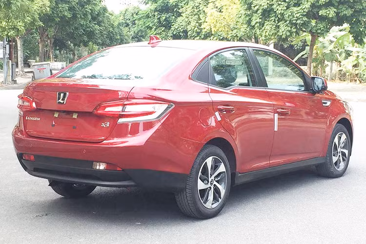 Luxgen S3 Eco Hyper 1.6 AT phiên bản 2017 đang được phân phối chính hãng tại hệ thống Kylin tại Việt Nam với cam kết bảo hành 3 năm và 100.000 km. Trên thị trường, mẫu xe ôtô Đài Loan này được bán ra với mức giá khoảng 598 triệu đồng (mức giá tham khảo trong tháng 10/2017).