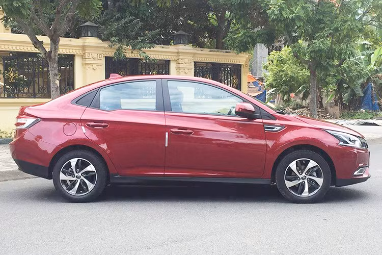 Mẫu xe Đài Loan - sedan Luxgen S3 Eco Hyper xuất hiện tại thị trường Việt Nam sở hữu chiều dài 4551 mm, rộng 1783 mm và cao 1527mm. Trọng lượng không tải 1250/kg. Kích thước này tương đương với các mẫu xe như Mazda3, Kia Cerato, Hyundai Elantra hay Toyota Corolla Altis.
