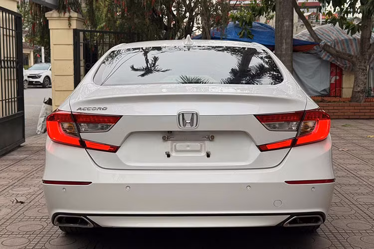 Honda Accord 2019 được trang bị hệ thống hỗ trợ quan sát điểm mù Lanewatch, cùng các tính năng như: Hỗ trợ phanh. Cảm biến va chạm sau và góc trước. Cảnh báo áp suất lốp. Camera lùi. 6 túi khí... Tuy nhiên, một điểm đáng tiếc là mẫu xe này chưa được trang bị gói an toàn chủ động Honda Sensing, vốn là trang bị xuất hiện trên các đời xe mới hơn.