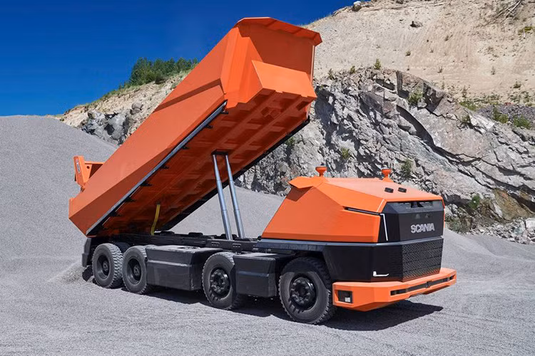 Khác với các mẫu xe tự động hiện nay được trang bị hệ truyền động điện, chiếc Scania AXL hoàn toàn mới vẫn sử dụng động cơ đốt trong sự dụng nhiên liệu sinh học tái sinh. Theo đại diện của Scania, chiếc AXL là một ví dụ điển hình cho việc kết hợp giữa xe tải truyền thống cùng công nghệ hoàn toàn mới.