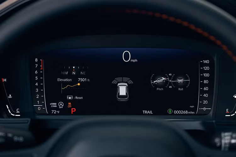 Màn hình trung tâm đã được nâng cấp lên 12,3 inch và đi kèm với Apple CarPlay và Android Auto tiêu chuẩn, cũng như một bộ ứng dụng Google. Ngoài ra xe còn có hệ thống âm thanh Bose 12 loa mới. Các mẫu xe TrailSport cũng có ổ cắm điện 110V ở bảng điều khiển trung tâm.